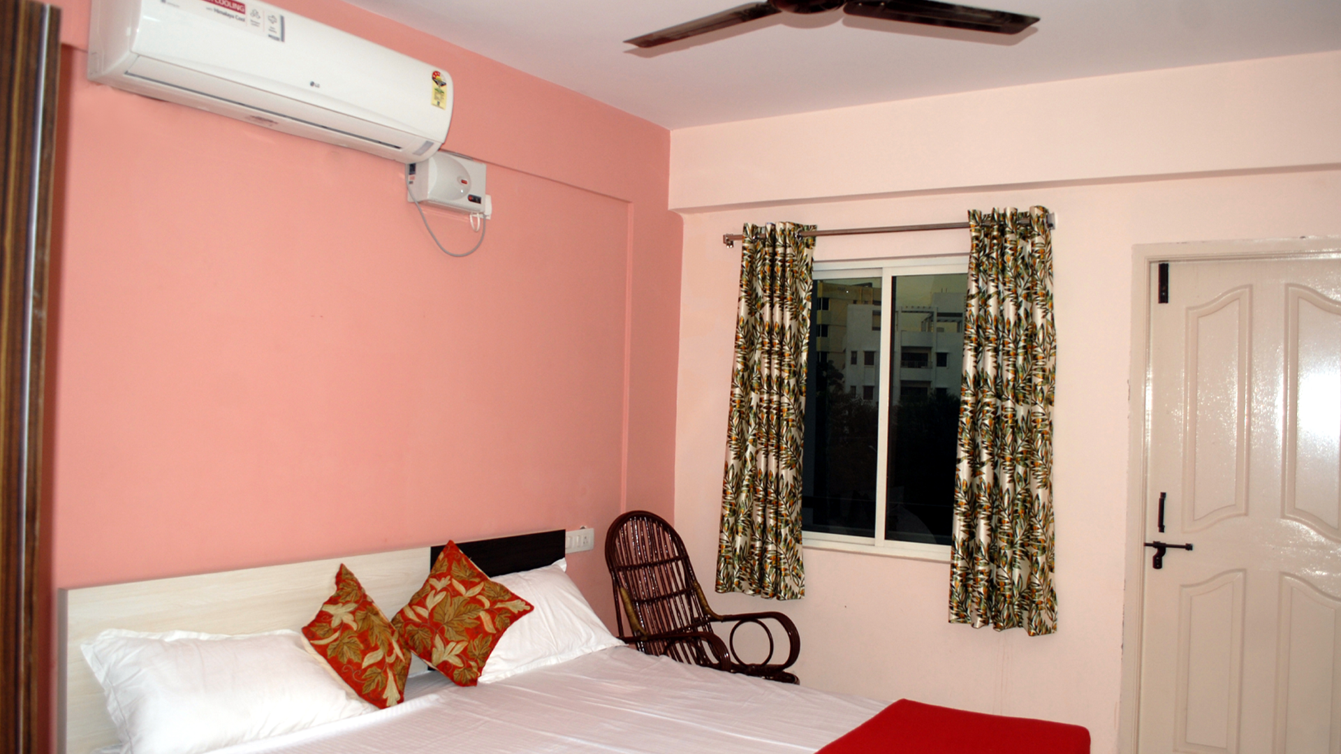 AC Rooms at Sri Dheerendra Vasathi Gruha